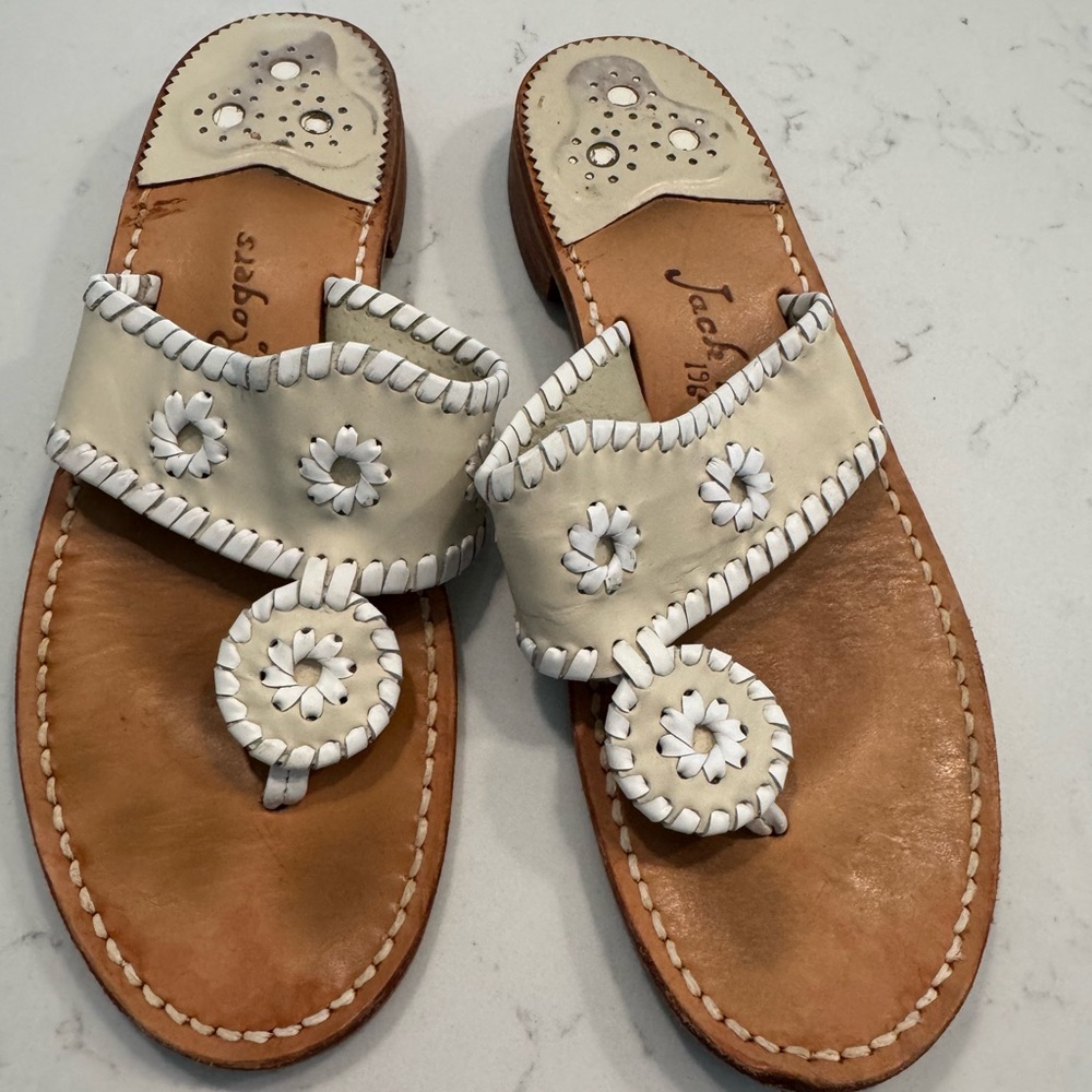 Women’s Jack Rogers Medallion Thong Sandals Nude Bone White 9 Preppy Classy